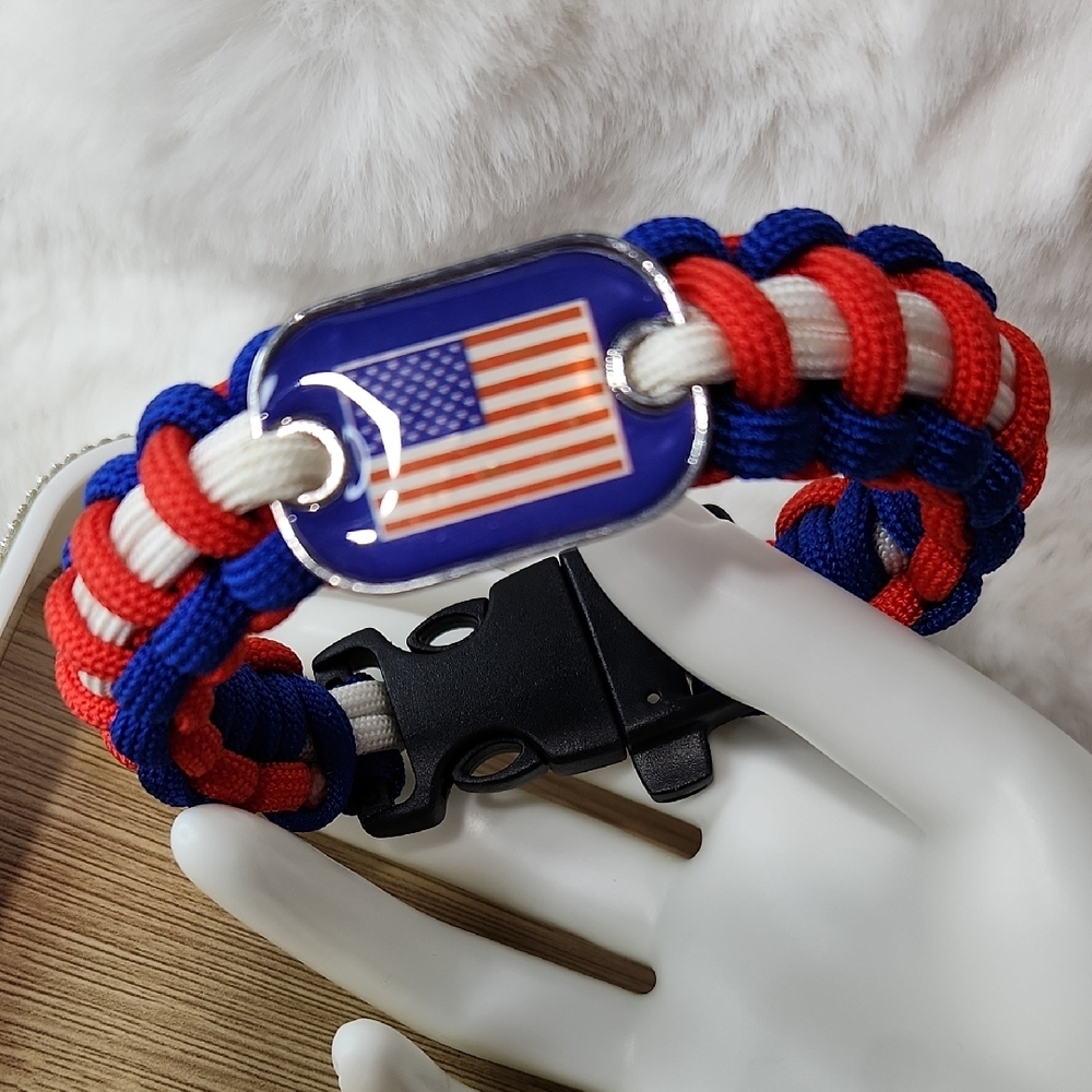 USA Patriotic Paracord Bracelet with American Flag